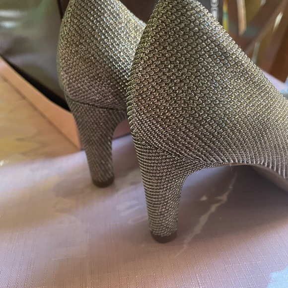 Beautiful Bandolino shiny heels. - Picture 4 of 4